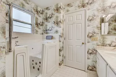 102 N Crooked Lake Lane, Lindenhurst, IL 60046 - Photo 22