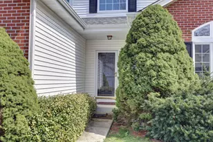 102 N Crooked Lake Ln, Lindenhurst, IL 60046 - Photo 4