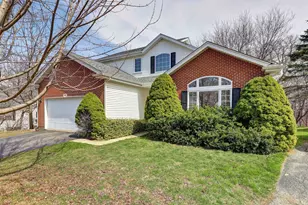 102 N Crooked Lake Ln, Lindenhurst, IL 60046 - Photo 2