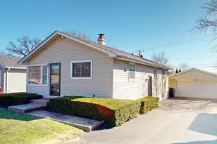 1127 Lotus Dr, Round Lake Beach, IL 60073 - Photo 2