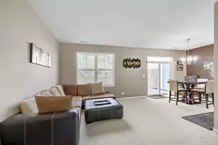 422 Victoria Ln, Elgin, IL 60124 - Photo 2