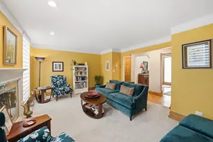 15 Manchester Ln, Elmhurst, IL 60126 - Photo 6