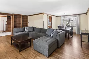 828 Harwich Ln, Schaumburg, IL 60194 - Photo 4