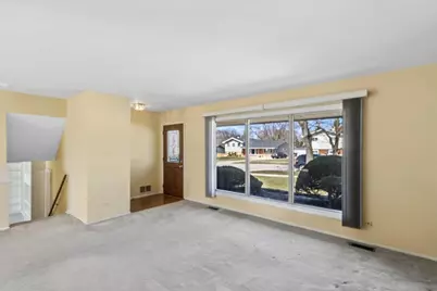 465 W Newport Road, Hoffman Estates, IL 60169 - Photo 2
