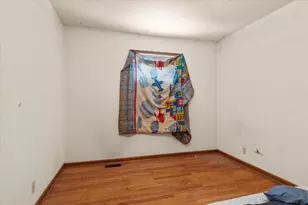 906 Lindenwood Dr, Aurora, IL 60506 - Photo 8