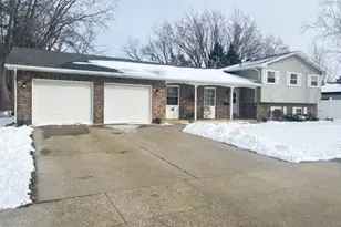 587 Phillips Cir, Antioch, IL 60002 - Photo 1