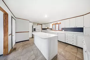 557 Binder St, Aurora, IL 60505 - Photo 2