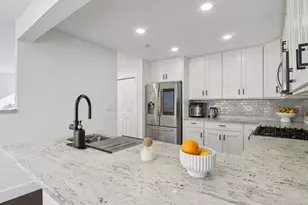 43 Oak Creek Ct, Burr Ridge, IL 60527 - Photo 6