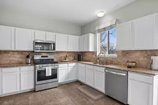 1995 Colchester Ave, Hoffman Estates, IL 60192 - Photo 10