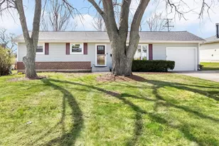 390 Arrowhead Trail, Carol Stream, IL 60188 - Photo 1