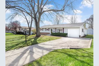 390 Arrowhead Trail, Carol Stream, IL 60188 - Photo 2