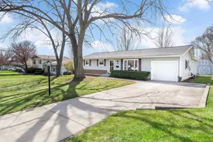 390 Arrowhead Trail, Carol Stream, IL 60188 - Photo 2