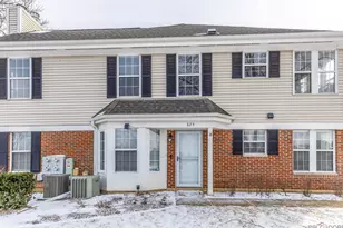 325 Green Knoll Ln, Streamwood, IL 60107 - Photo 2