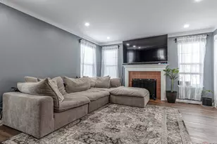 325 Green Knoll Ln, Streamwood, IL 60107 - Photo 4