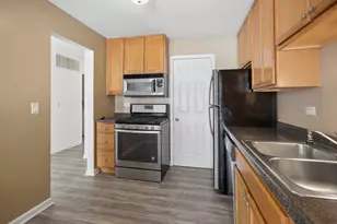 402 Sandalwood Ln, Schaumburg, IL 60193 - Photo 8