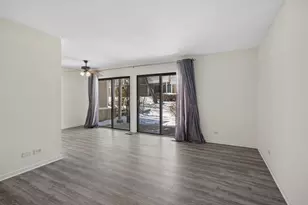 402 Sandalwood Ln, Schaumburg, IL 60193 - Photo 2