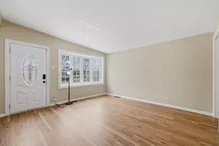 7932 W 98th Pl, Hickory Hills, IL 60457 - Photo 4