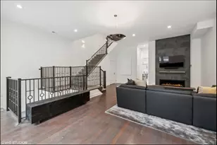 215 N Green St, Chicago, IL 60607 - Photo 2