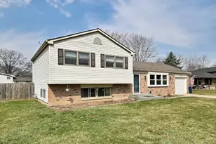 966 Aberdeen Dr, Crystal Lake, IL 60014 - Photo 2