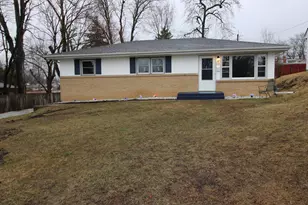 915 Hoban Ave, Rockford, IL 61101 - Photo 1