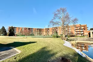 18 E Old Willow Rd, Prospect Heights, IL 60070 - Photo 2