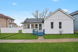 205 E Taylor St, Grant Park, IL 60940 - Photo 1