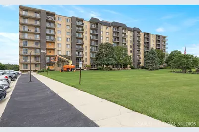 5400 Walnut Avenue #805, Downers Grove, IL 60515 - Photo 1