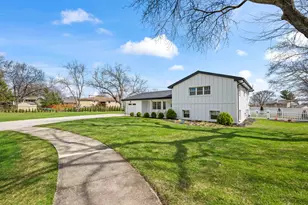 671 Hazel Ct, Roselle, IL 60172 - Photo 2