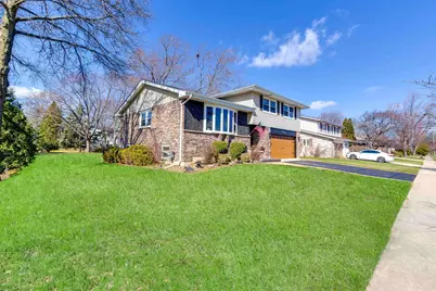 2042 S Goebbert Road, Arlington Heights, IL 60005 - Photo 2