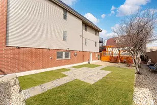 1024 W 18th Pl, Chicago, IL 60608 - Photo 30