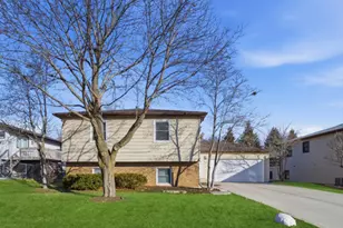 766 Michigan Ave, South Elgin, IL 60177 - Photo 2