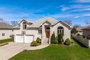 10225 S 81st Ct, Palos Hills, IL 60465 - Photo 2