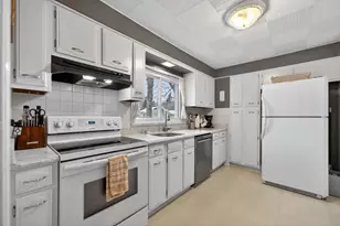 827 N 10th St, Dekalb, IL 60115 - Photo 16