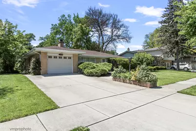 109 W Berkshire Lane, Mount Prospect, IL 60056 - Photo 2