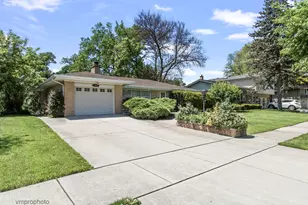 109 W Berkshire Ln, Mount Prospect, IL 60056 - Photo 2