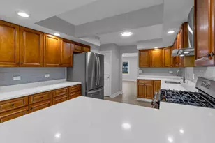 272 E Wrightwood Ave, Glendale Heights, IL 60139 - Photo 6