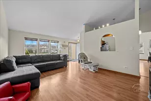 362 Chaparral Ct, Elgin, IL 60120 - Photo 2