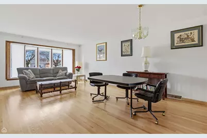 8145 N Grand Court, Niles, IL 60714 - Photo 2