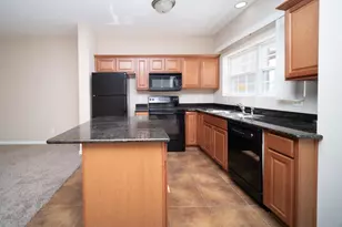 635 Stonegate Dr, Sycamore, IL 60178 - Photo 2