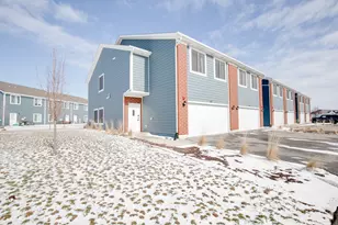 1021 Gillespie Ln, Yorkville, IL 60560 - Photo 2