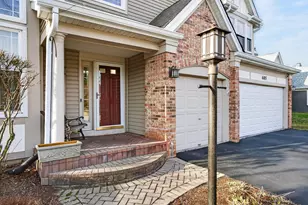 685 E Thornhill Ln, Palatine, IL 60074 - Photo 2