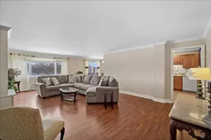 2700 E Bel Aire Dr, Arlington Heights, IL 60004 - Photo 2