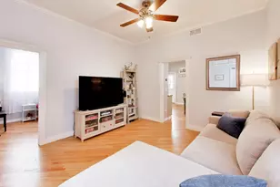 1232 W Nelson St, Chicago, IL 60657 - Photo 6