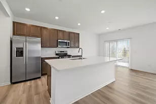 624 Cassia Ct, Crystal Lake, IL 60012 - Photo 4