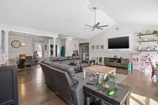 1022 Rosewood Dr, Carpentersville, IL 60110 - Photo 4