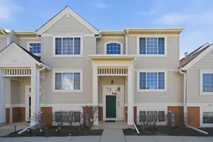 542 Cary Woods Cir, Cary, IL 60013 - Photo 2