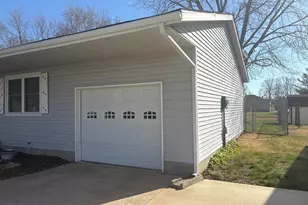 525 Kristy Dr, Centralia, IL 62801 - Photo 2