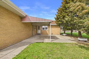 9275 Clancy Dr, Des Plaines, IL 60016 - Photo 32