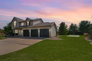 104 Hunter Ct, Hudson, IL 61748 - Photo 2