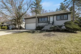 736 Clohesey Dr, Buffalo Grove, IL 60089 - Photo 2